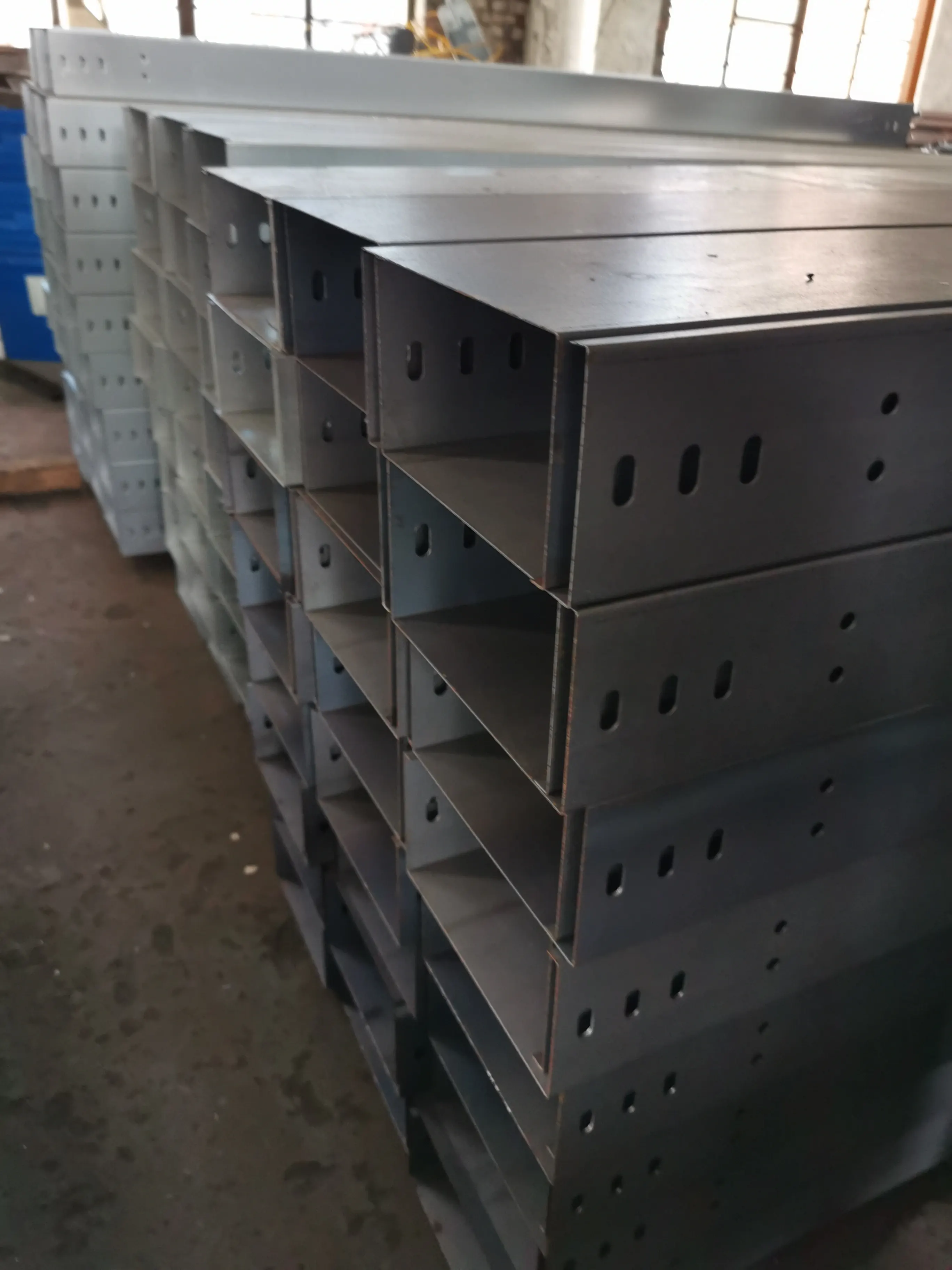 Hot Sale Galvanized Steel Cable Tray Trunking 100x100x1.0 Mm Thickness For Commercial Buildings