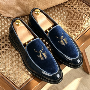 Mocassins brodés décontractés et légers pour hommes, grandes tailles, vente en gros d'usine - Product Image 1
