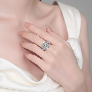 Feiner Luxus schmuck Rhodiniert S925 Sterling Silber 3 Karat Smaragd & Strahlend VVs1 Moissan ite Riesiger Verlobung sring für Frauen - Product Image 3