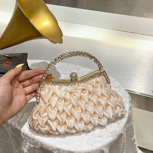 Sac à main de soirée rétro en satin de soie plissé avec boucle de fermeture, pochette élégante, sac bandoulière léger en polyester Tanjing - Product Image 4