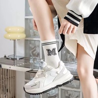 OEM nouvelle version coréenne polyvalente noir et blanc ins tendance décontracté rayures chaussettes de sport lettre M chaussettes pour femmes