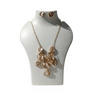 Parure de bijoux en pierre naturelle plaquée or, collier pendentif massif et boucles d'oreilles clous, design cercle superposé, cadeau - Product Image 1