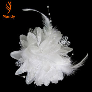 Clip de Plumas y Flores de Seda Hecho a Mano para Fiestas, Bodas, Espectáculos, Festivales, Sesiones de Fotos y Uso Diario - Product Image 1