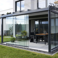 Véranda moderne autoportante en verre avec toit isolé en aluminium, jardin d'hiver extérieur quatre saisons, serre