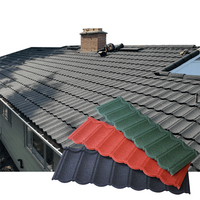 Tejas de techo de metal con revestimiento de piedra de aluminio resistente a la intemperie de estilo moderno Tejas cuadradas corrugadas materiales de construcción para techo