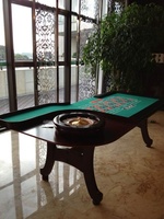 QINLONG Luxus-Roulettetisch, hochwertiger Klapp-Pokertisch mit Holzbeinen, kundenspezifisches Design für Casino-Glücksspiel-Unterhaltung