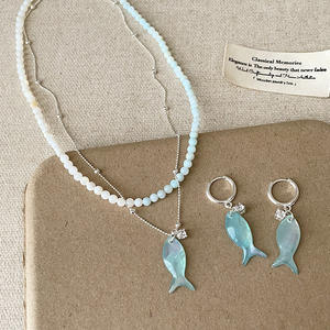 Collier pendentif en forme de petit poisson bleu, design de niche féminin, collier tendance, collier de clavicule - Product Image 3