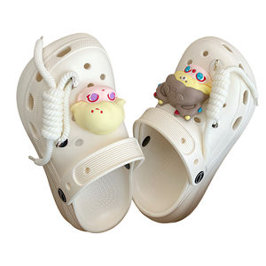 Zuecos Mary Jane de Plataforma Plana Suave Antideslizantes Impermeables Reciclables de Verano con Diseño Dimensional de Moda POP MART para Mujer - Product Image 3