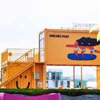 Magasin de détail modulaire en conteneur maritime, style Pop Art créatif, avec panneaux sandwich, graffitis muraux, structures gonflables et fenêtres en verre, pour café pop-up