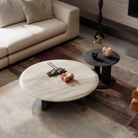 Table basse ronde en marbre noir de luxe, profil bas, pieds en métal noir en forme d'arc, sur mesure pour salon