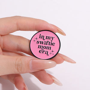 Pin de Esmalte de Swiftie Orgullosa, Broche con Letras de Música, Insignia de Solapa, Joyería, Regalo para Fans y Amigos, Venta al por Mayor - Product Image 4