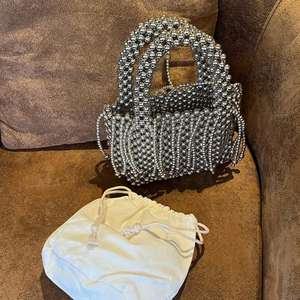 กระเป๋าคลัทช์อะคริลิกสีเงินสำหรับงานแต่งงานแบบทันสมัยกระเป๋าคลัทช์แวววาวประดับมุกไรน์สโตนดีไซน์เก๋ไก๋ - Product Image 5