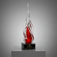 Trophée de reconnaissance en verre artistique torsadé rouge, bleu et vert, avec logo personnalisé sur mesure, cadeau d'entreprise du fabricant Noble