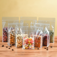Glanzende transparante zak met platte bodem, zijvouwen en handvat, staande plastic verpakking voor gedroogd fruit, noten en voedsel.