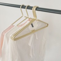 Cintre en métal doré mat robuste de haute qualité cintres de costume en alliage d'aluminium multifonctions pour vêtements