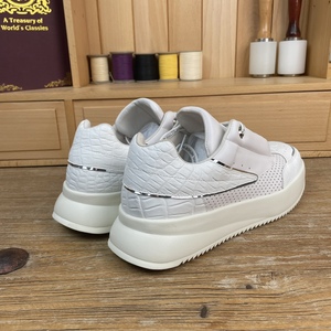 Baskets plateforme blanches en peau de crocodile 100% |   Design perforé respirant, lacets à lettres, chaussures tendance pour papa, streetwear de créateur - Product Image 3