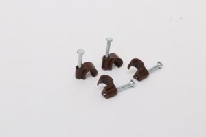 Clips de câble circulaires de type PE à insertion, élastiques et résistants aux chocs, fixés par clou, permettant d'économiser du temps et des coûts - Product Image 4
