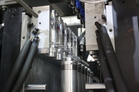 Machine automatique de soufflage de bouteilles de type servo à grande vitesse 500ml Machine de moulage par soufflage de bouteilles d'eau pour animaux de compagnie à 6/8 cavités