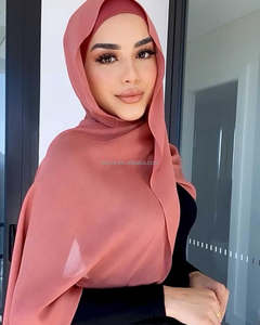 Олар қызды алдап жыныстық қатынасқа түсірген Красноярск көшелерінде жалаңаш қыздар серуендеп жүр.