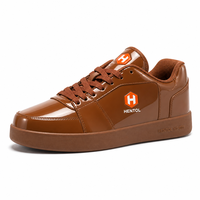 Chaussures de skate en cuir verni marron caramel, baskets de court brillantes personnalisées OEM, chaussures de rue à semelle plate avec badge orange