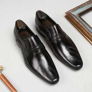 Nouvelles Chaussures Homme en Cuir Véritable Imperméables Légères à Bout Pointu Style Anglais Grande Taille Gravées pour Bureau et Carrière Automne à Enfiler - Product Image 1