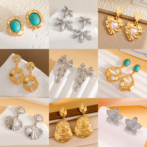 2025 nuovi orecchini alla moda geometrici di fiori di perle turchesi in lega alla moda <span class=keywords><strong>personalizzabili</strong></span> campioni gratuiti di <span class=keywords><strong>gioielli</strong></span> firmati da donna - Product Image 1
