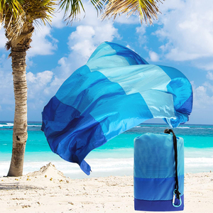 سجادة شاطئ كبيرة الحجم للبالغين مقاومة للماء 1-6 أشخاص منخفضة موك سريعة الجفاف وخالية من الرمال متينة مع 4 حصص - Product Image 5