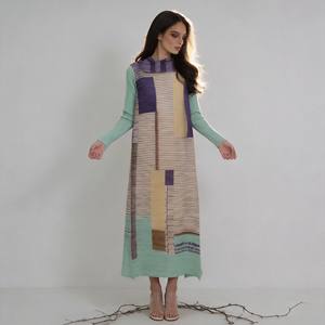 Vente en gros de robes Abaya élégantes en polyester plissé imprimé de luxe pour femmes musulmanes, à porter pour les occasions de fête - Product Image 3