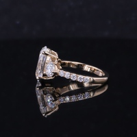 Anillo de Compromiso Starsgem de Oro Amarillo de 14k con Tres Diamantes Cultivados en Laboratorio de Corte Ovalado de 2.0ct