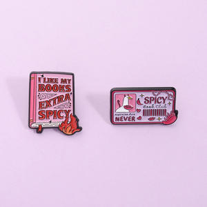 Spicy <span class=keywords><strong>Book</strong></span> <span class=keywords><strong>Club</strong></span> Senza Scadenza, Spilla da Bavero in Metallo Smaltato Morbido, Accessorio di Moda per Regalo a Tema Libri Audaci - Product Image 1