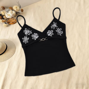 Top court sans manches en tricot rétro à imprimé floral écologique et respirant pour femmes, style gothique Y2K, avec un détail central en métal audacieux - Product Image 6