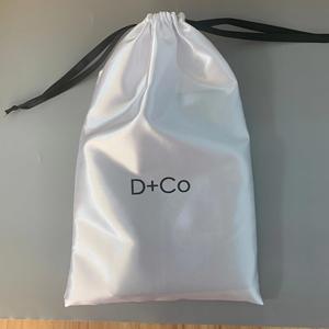 ถุงใส่ผมวิกซาตินหรูหราขนาด 40*30 ซม. พร้อมโลโก้สั่งทำ ขนาด 10*4 นิ้ว เชือกผูกแบบไหมย่อยสลายได้สำหรับบรรจุภัณฑ์ของขวัญ - Product Image 2