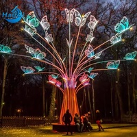 Sculpture d'art lumineuse moderne en acier inoxydable et métal, grand papillon coloré personnalisé pour l'extérieur, pour aménagement paysager commercial