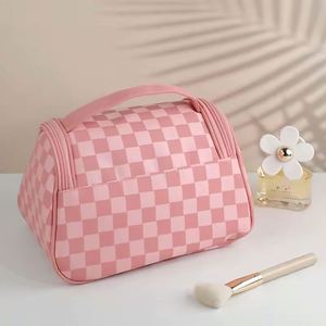 Muestra gratuita, nuevos estilos, estuche de maquillaje multifuncional de nailon con estampado a cuadros para viaje. - Product Image 4