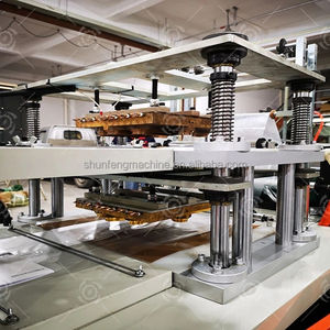 Macchina monouso per guanti a due strati con strappo automatico - Product Image 2