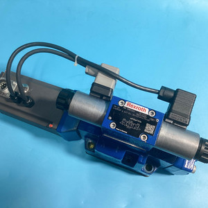 R901092067 4WRKE 16 W6-200P 33/6EG24EK 31/P1D3M วาล์วควบคุมทิศทางแบบสัดส่วน อัตราการไหล 300 ลิตร/นาที แรงดัน 350 บาร์ มีสินค้าในสต็อก - Product Image 4