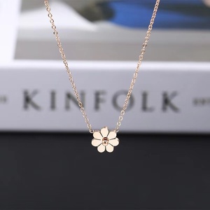 Collar de Acero Inoxidable con Diseño <span class=keywords><strong>Floral</strong></span> Minimalista y Elegante, Chapado en Oro Rosa, con Colgante de Margarita para Mujer, Venta al Por Mayor - Product Image 1