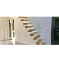 Escalier flottant droit, escalier intérieur, escalier dans le salon, la cuisine d'une maison préfabriquée avec rampes et éclairage