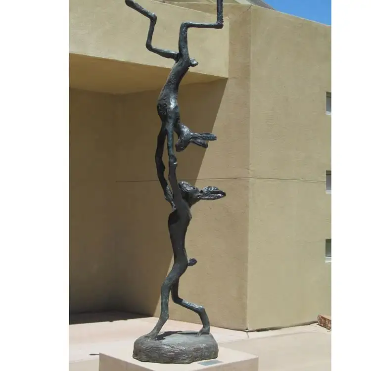 Sanatçı ünlü açık modern soyut bronz iki tavşan heykel oynarken