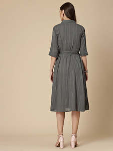 Robe d'été décontractée pour femme, grise unie, longueur genou, en coton et lin, manches longues, boutonnée, coupe trapèze, col carré - Product Image 4
