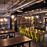 Combinazione Tavolo e Sedie in Stile Industriale Retrò per Bar, Caffè e Ristoranti