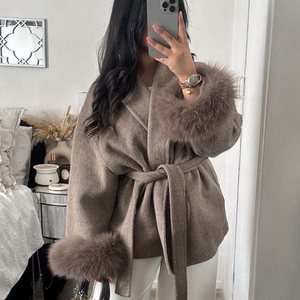 Cappotto Pregiato <span class=keywords><strong>in</strong></span> Vera <span class=keywords><strong>Lana</strong></span> Double-Face con Cintura e Pelliccia di Volpe, <span class=keywords><strong>Giacca</strong></span> Corta <span class=keywords><strong>in</strong></span> Cashmere dal Carattere Sofisticato con Polsini Rimovibili <span class=keywords><strong>da</strong></span> <span class=keywords><strong>Donna</strong></span> - Product Image 1