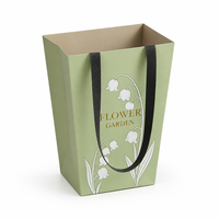 Sac cadeau personnalisé avec logo, motif fleur verte, impression muguet, ruban doré, poignée, emballage pour bouquet, fleuriste, vente au détail
