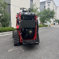 Mini-chargeuse sur chenilles multifonctionnelle améliorée 2026 avec balayeuse et compacteur de plaques pour le transport agricole et la récolte