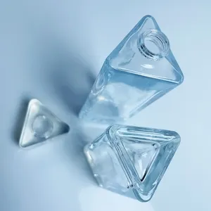 चीन हॉट सेल डिलक्स 30 एमएल 45 एमएल त्रिकोण परफ्यूम ग्लास स्प्रे बोतल खाली पारदर्शी हीरे के आकार की परफ्यूम बोतल