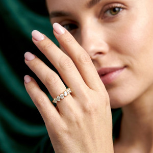 Bague de mariage de luxe pour femme en or, sertie d'un diamant de laboratoire taille poire, simple couche, à griffes partagées, intemporelle, bijoux fins - Product Image 1