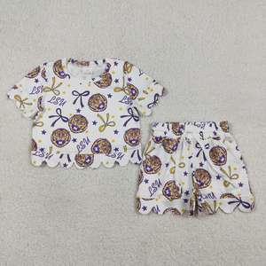 ชุดกีฬาเด็กผู้หญิงขายส่ง ลายทีมเซนต์ส พร้อมเสื้อแต่งโบว์ขอบหยักและกางเกงขาสั้นมีเชือกผูก เหมาะสำหรับเด็กเล่นฟุตบอล - Product Image 4