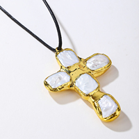 Pendentif Croix Classique en Nacre Naturelle, Cadre Doré Martelé, Incrustation Segmentée Cinq Pièces, Blanc Irisé, Breloque Chrétienne