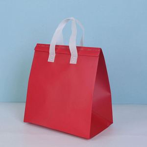 Sac isotherme rouge personnalisé avec logo, en non-tissé, jetable, pour le déjeuner - Product Image 1