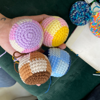 Ballon Hacky Sack Arc-en-ciel au Crochet Fait Main 2026 – Le Bestseller Tricoté pour Enfants, Jeu d'Extérieur, Anti-Stress et Jouet pour Animaux de Compagnie